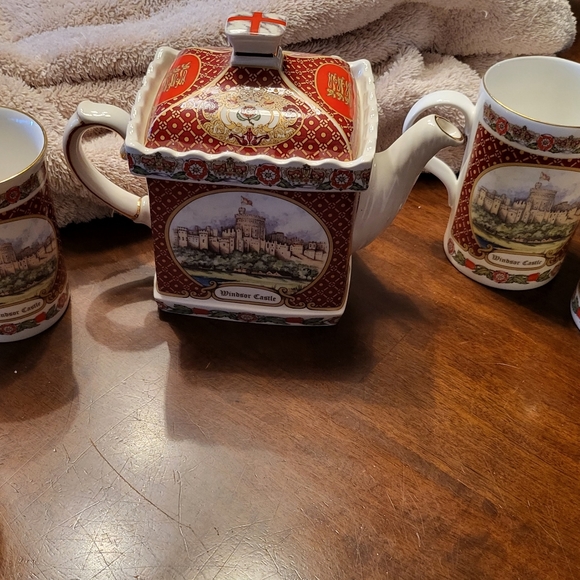 Windsor Castle Teapot set - Picture 1 of 5